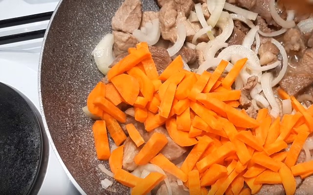 Гуляш зі свинини з підливою — 7 простих і смачних рецептів