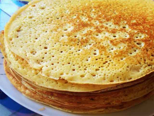 Тонкі млинці на кефірі – 15 смачних рецептів млинців з дірочками