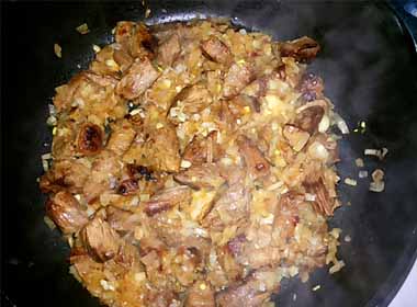 Гуляш з яловичини з підливою рецепт з фото