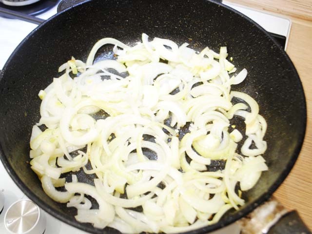 Курка тушкована на сковороді — 9 простих і смачних рецептів