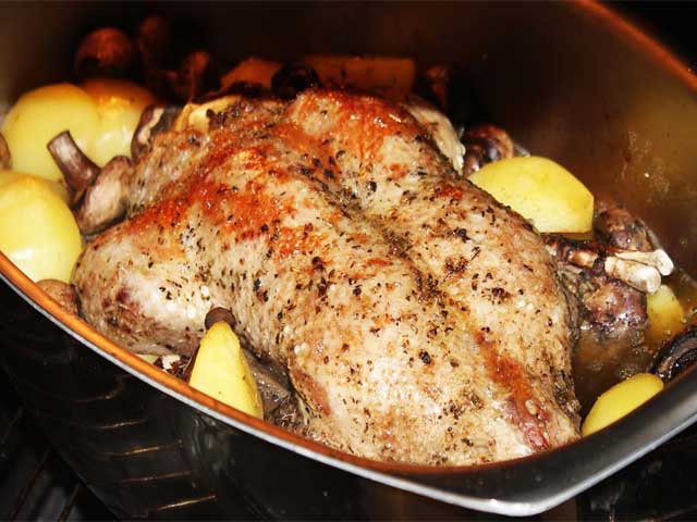 Качка з яблуками в духовці – 4 покрокових рецепти з фото