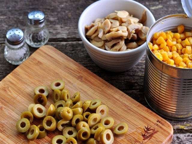 Салати з консервованих печериць: смачні рецепти, прості в приготуванні