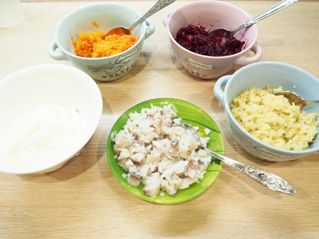 Салат Оселедець під шубою — 11 класичних рецептів з описом послідовності шарів