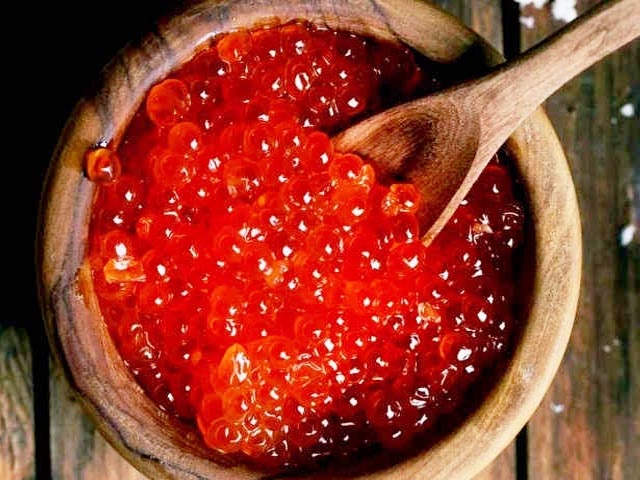 Як смачно посолити ікру горбуші в домашніх умовах — 6 швидких рецептів