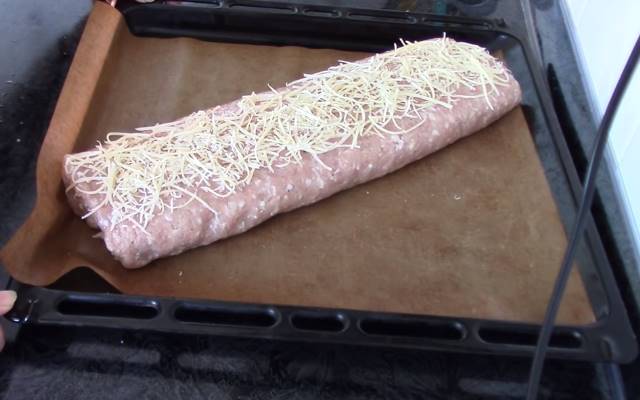 М’ясний рулет з фаршу — 6 рецептів з різними начинками