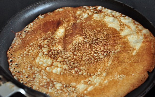 Млинці на сироватці — 8 рецептів дуже смачних млинців з дірочками