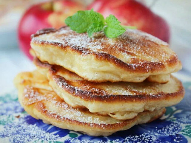 Оладки на молоці і дріжджах: пишні, повітряні й дуже смачні