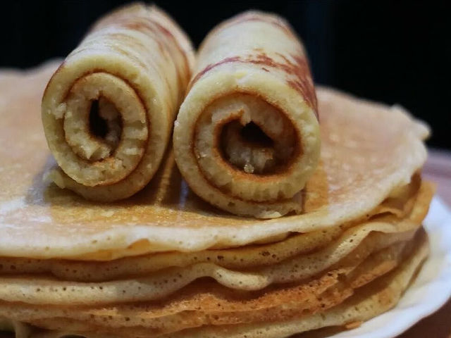 Дріжджові млинці на молоці — 8 покрокових рецептів