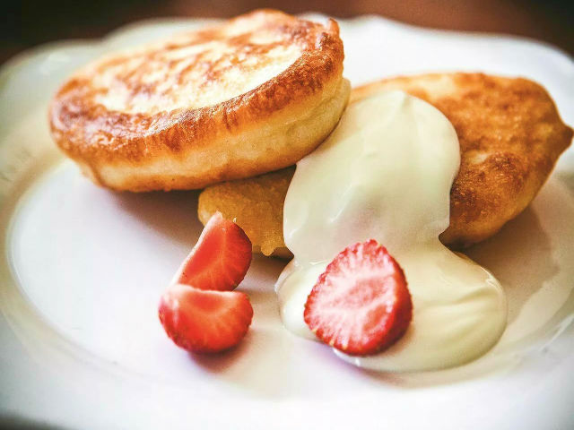 Оладки на молоці і дріжджах: пишні, повітряні й дуже смачні