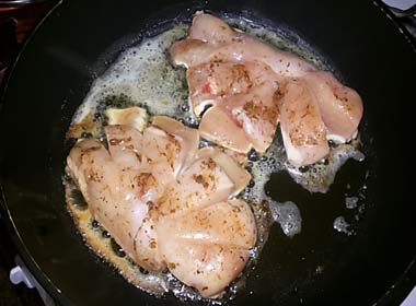 Куряче філе тушкувати на сковороді з грибами у вершковому соусі