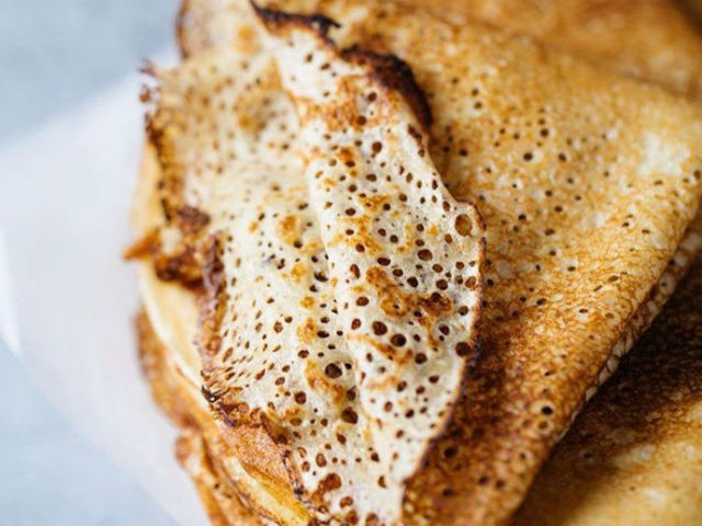 Дріжджові млинці на молоці — 8 покрокових рецептів