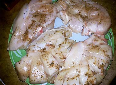 Куряче філе тушкувати на сковороді з грибами у вершковому соусі