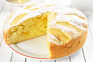 Шарлотка з яблуками в духовці: 2 класичних і 2 кисломолочних рецепта