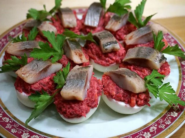 Яйця, фаршировані різними начинками. 12 простих і дуже смачних рецептів