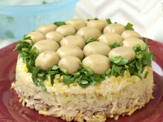 Салати з консервованих печериць: смачні рецепти, прості в приготуванні