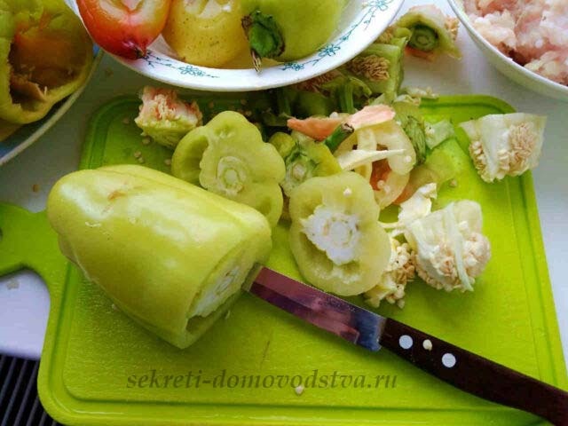 Перець, фарширований курячим фаршем і рисом