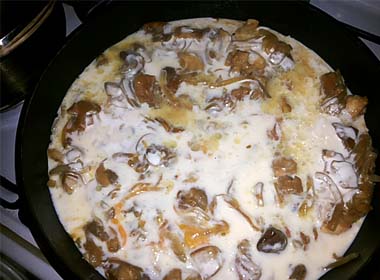 Куряче філе тушкувати на сковороді з грибами у вершковому соусі
