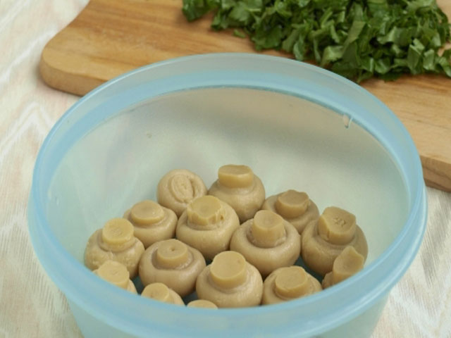 Салати з консервованих печериць: смачні рецепти, прості в приготуванні