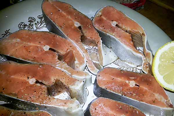 Горбуша з картоплею, помідорами і сиром, запечена в духовці