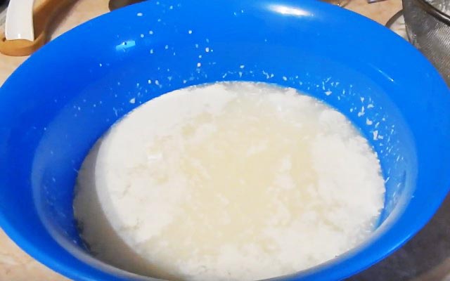 Млинці на сироватці — 8 рецептів дуже смачних млинців з дірочками