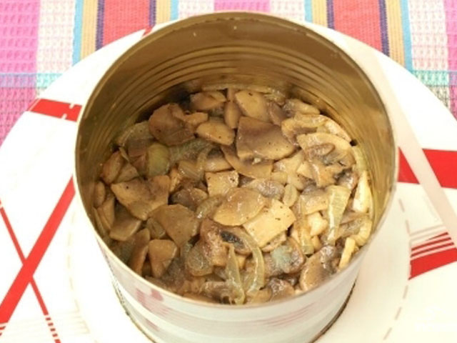 Салати з консервованих печериць: смачні рецепти, прості в приготуванні