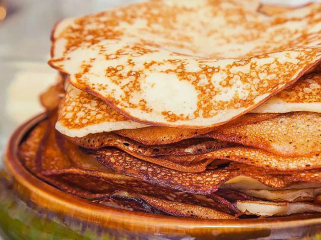 Дріжджові млинці на молоці — 8 покрокових рецептів