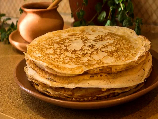 Дріжджові млинці на молоці — 8 покрокових рецептів