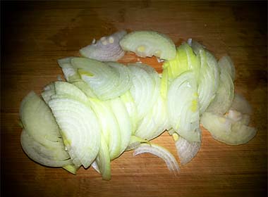 Тушкована яловичина з маринованими огірками. Покроковий рецепт з фото