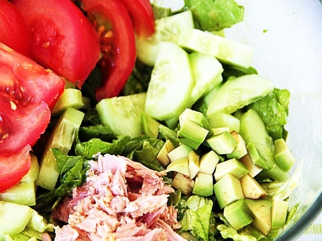 Салати з авокадо і консервованим тунцем — прості і смачні рецепти