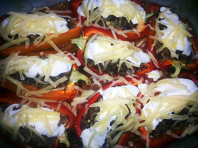 Перець фарширований м’ясом та рисом в духовці – рецепти з фото