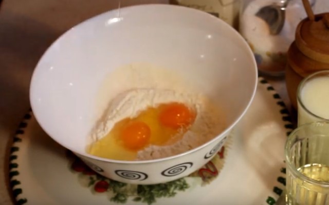 Млинці на сироватці — 8 рецептів дуже смачних млинців з дірочками