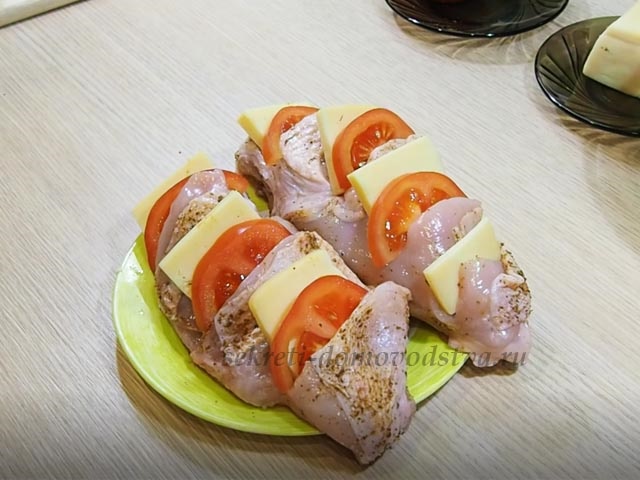 Курка з картоплею, запечена в рукаві в духовці — найсмачніший рецепт