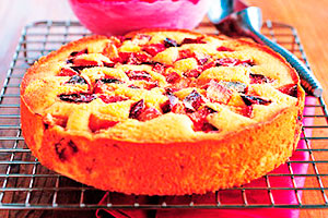 Шарлотка зі сливами: смачні рецепти