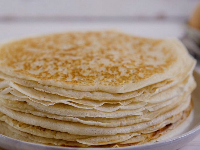 Дріжджові млинці на молоці — 8 покрокових рецептів