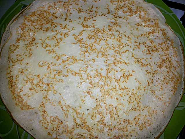 Тонкі млинці на кефірі – 15 смачних рецептів млинців з дірочками