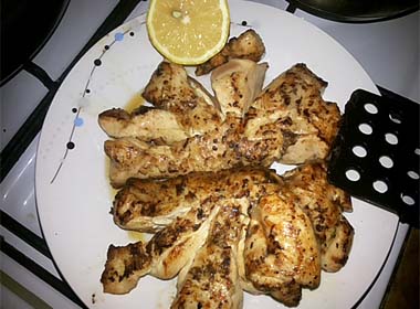 Куряче філе тушкувати на сковороді з грибами у вершковому соусі