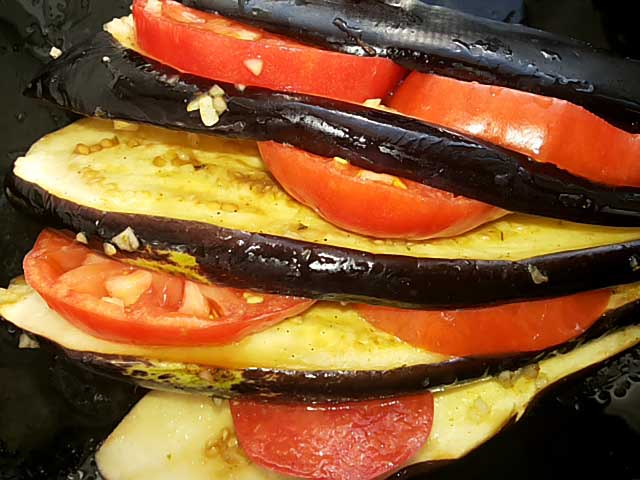 Баклажани запечені в духовці з сиром і помідорами. Віяло з баклажанів