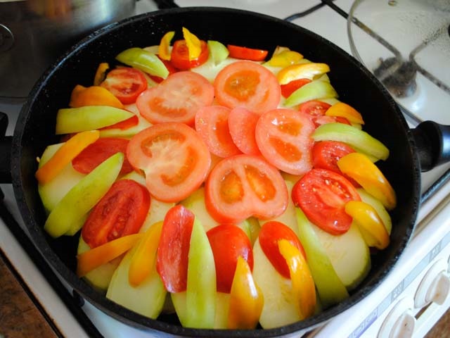 Курка тушкована на сковороді — 9 простих і смачних рецептів