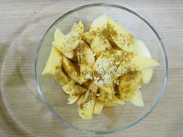 Курка з картоплею, запечена в рукаві в духовці — найсмачніший рецепт