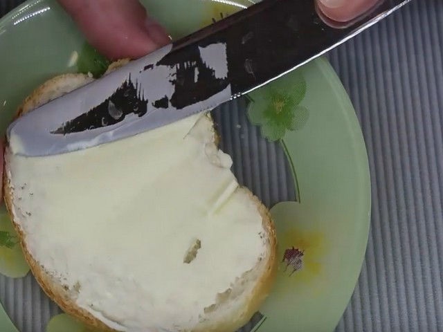 Бутерброди з червоною ікрою: 11 смачних простих рецептів для святкового столу