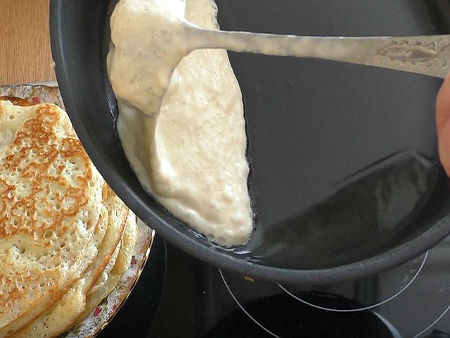 Дріжджові млинці на молоці — 8 покрокових рецептів