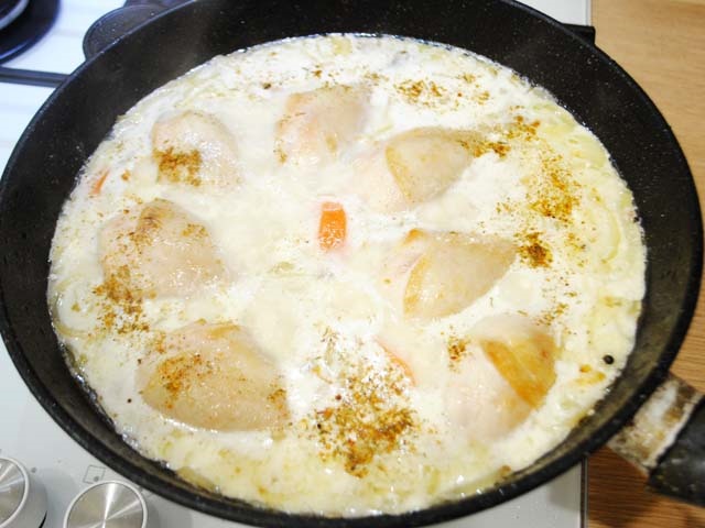 Курка тушкована на сковороді — 9 простих і смачних рецептів