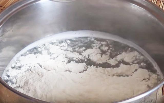 Млинці на сироватці — 8 рецептів дуже смачних млинців з дірочками