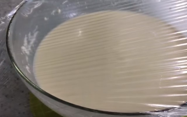 Млинці на сироватці — 8 рецептів дуже смачних млинців з дірочками