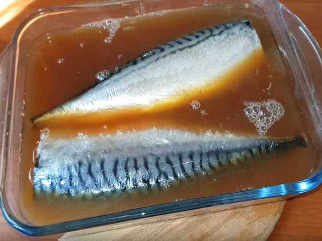 Скумбрія солона в домашніх умовах — 8 смачних рецептів