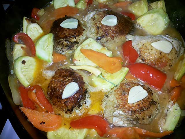 Курка тушкована з овочами – смачний рецепт з фото