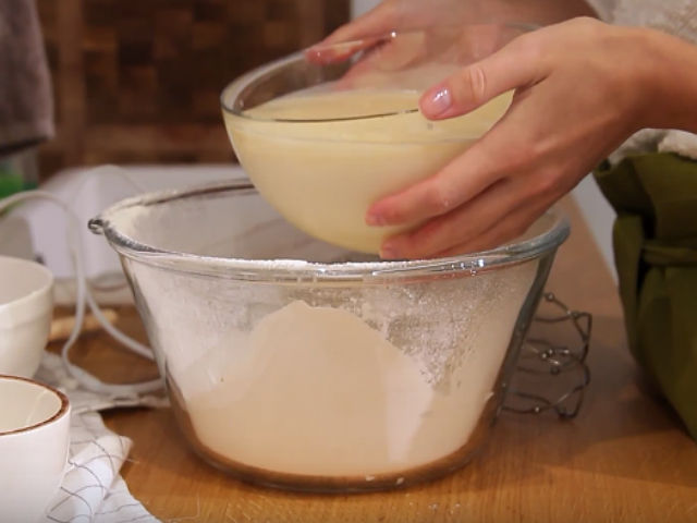 Дріжджові млинці на молоці — 8 покрокових рецептів