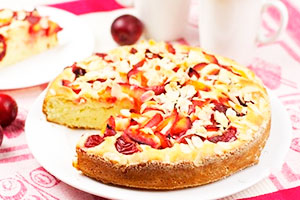 Шарлотка зі сливами: смачні рецепти