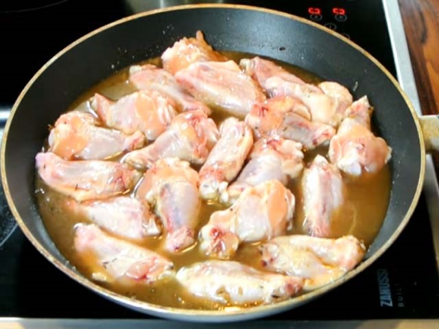 Курка тушкована на сковороді — 9 простих і смачних рецептів