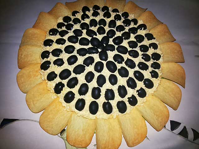 Салат “Соняшник” з чіпсами. Класичний покроковий рецепт з фото